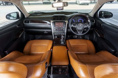 TOYOTA CAMRY 2.5 HYBRID NAVI AT ปี2017 (7กก5174)
