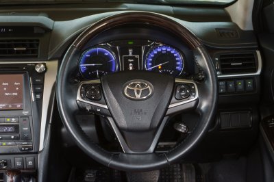 TOYOTA CAMRY 2.5 HYBRID NAVI AT ปี2017 (7กก5174)