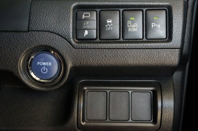 TOYOTA CAMRY 2.5 HYBRID NAVI AT ปี2017 (7กก5174)