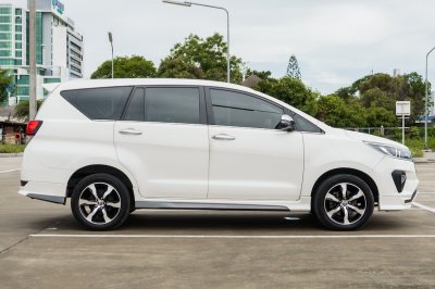 TOYOTA INNOVA 2.8 CYSTRA PREMIUM ปี2022 (2ขฮ9243)