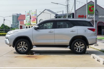 TOYOTA FORTUNER 2.4 V ปี2020 จด2021 (9กน7391)