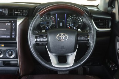 TOYOTA FORTUNER 2.4 V ปี2020 จด2021 (9กน7391)