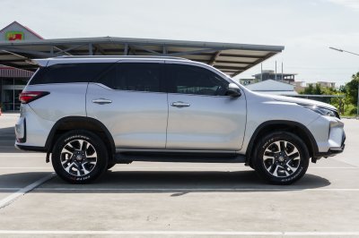 TOYOTA FORTUNER 2.4 V LEADER 4WD ปี2022 (3ขพ9350)