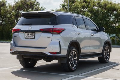 TOYOTA FORTUNER 2.4 V LEADER 4WD ปี2022 (3ขพ9350)