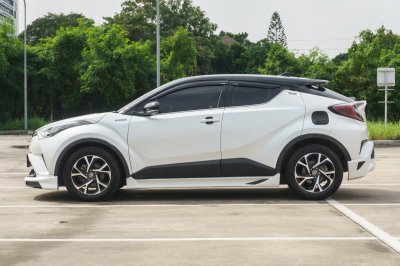 TOYOTA CH-R 1.8 HYBRID MID ปี2019 จด2020 (ขษ9735)