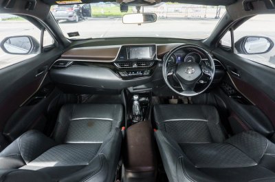 TOYOTA CH-R 1.8 HYBRID MID ปี2019 จด2020 (ขษ9735)