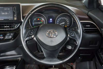 TOYOTA CH-R 1.8 HYBRID MID ปี2019 จด2020 (ขษ9735)