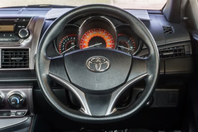 TOYOTA YARIS 1.2 J AT ปี 2017 (6กท7156)