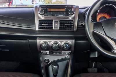 TOYOTA YARIS 1.2 J AT ปี 2017 (6กท7156)