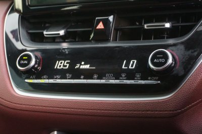 TOYOTA COROLLA CROSS 1.8 HYBRID PREMIUM ปี2021 (2ขณ3081)