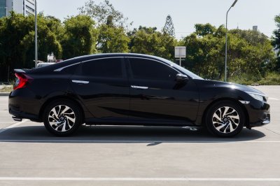 HONDA CIVIC 1.8 EL ปี2018 จด2019 (8กฉ933)
