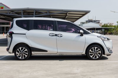 TOYOTA SIENTA 1.5 V AT ปี 2017 (7กฉ2802)