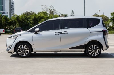 TOYOTA SIENTA 1.5 V AT ปี 2017 (7กฉ2802)