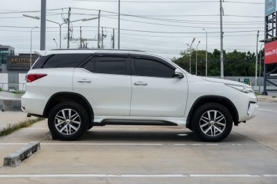 TOYOTA FORTUNER 2.4 V AT ปี 2015 (5กข865)