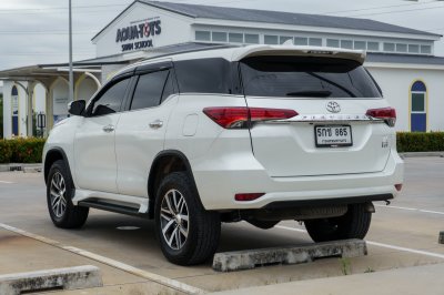TOYOTA FORTUNER 2.4 V AT ปี 2015 (5กข865)