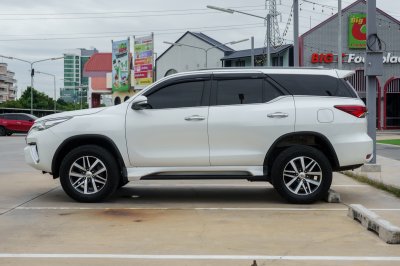 TOYOTA FORTUNER 2.4 V AT ปี 2015 (5กข865)