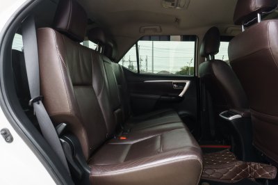 TOYOTA FORTUNER 2.4 V AT ปี 2015 (5กข865)