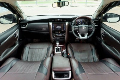 TOYOTA FORTUNER 2.4 V AT ปี 2015 (5กข865)