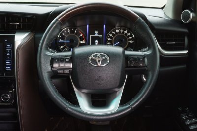 TOYOTA FORTUNER 2.4 V AT ปี 2015 (5กข865)