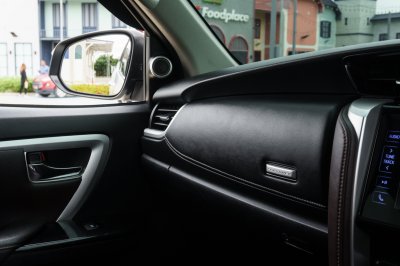 TOYOTA FORTUNER 2.4 V AT ปี 2015 (5กข865)