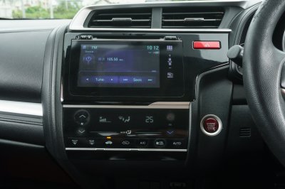 HONDA JAZZ 1.5 SV AT ปี 2015 (ฆง8885)