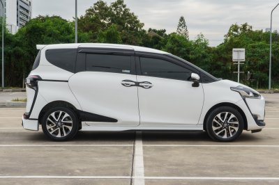 TOYOTA SIENTA 1.5 V AT ปี 2018 (8กฆ9345)