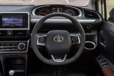 TOYOTA SIENTA 1.5 V AT ปี 2018 (8กฆ9345)