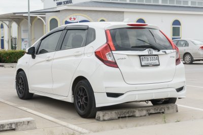 HONDA JAZZ 1.5 V+ ปี2019 (8กษ3334)