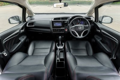 HONDA JAZZ 1.5 V+ ปี2019 (8กษ3334)