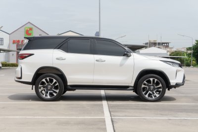 TOYOTA FORTUNER 2.4 LEGENDER ปี2022 (2ขภ8374)