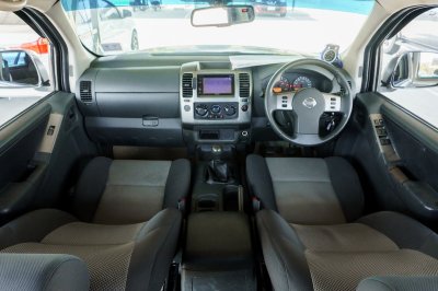 NISSAN NAVARA DOUBLECAB 2.5 SV CALIBRE LE MT ปี2012 จด2013 (2กก6586)