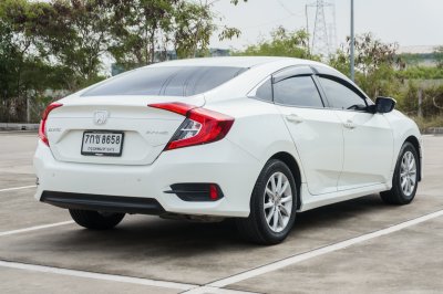 HONDA CIVIC 1.8 E ปี2017 (7กข8658)