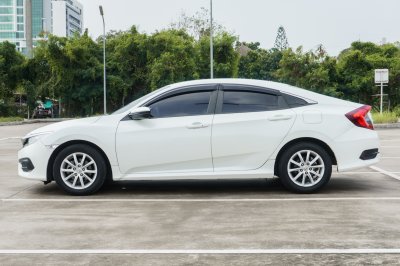 HONDA CIVIC 1.8 E ปี2017 (7กข8658)