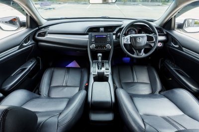 HONDA CIVIC 1.8 E ปี2017 (7กข8658)