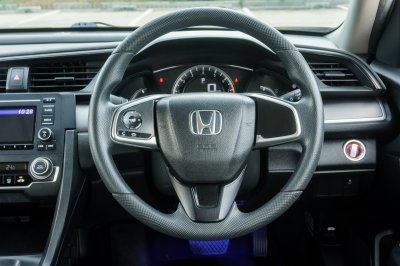 HONDA CIVIC 1.8 E ปี2017 (7กข8658)