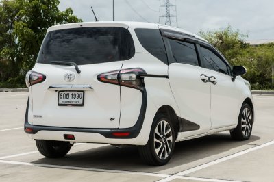 TOYOTA SIENTA 1.5 V AT ปี 2018 (8กย1990)