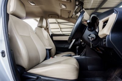 TOYOTA ALTIS 1.6 G AT ปี2015 (4กฆ9501)