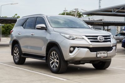 TOYOTA FORTUNER 2.4 V AT ปี 2015 (4กท7657)