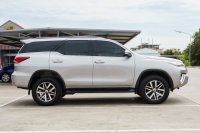 TOYOTA FORTUNER 2.4 V AT ปี 2015 (4กท7657)
