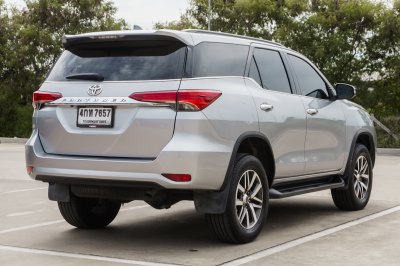 TOYOTA FORTUNER 2.4 V AT ปี 2015 (4กท7657)