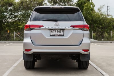 TOYOTA FORTUNER 2.4 V AT ปี 2015 (4กท7657)