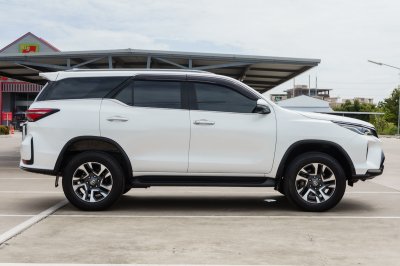 TOYOTA FORTUNER 2.4 V LEADER AT ปี 2022 (7ขว6044)