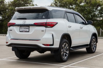 TOYOTA FORTUNER 2.4 V LEADER AT ปี 2022 (7ขว6044)