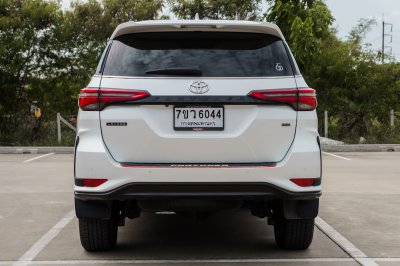 TOYOTA FORTUNER 2.4 V LEADER AT ปี 2022 (7ขว6044)
