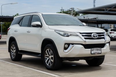 TOYOTA FORTUNER 2.4 V AT ปี 2015 (4กว5642)