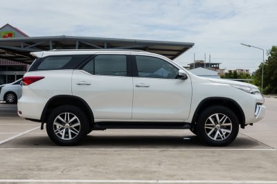TOYOTA FORTUNER 2.4 V AT ปี 2015 (4กว5642)