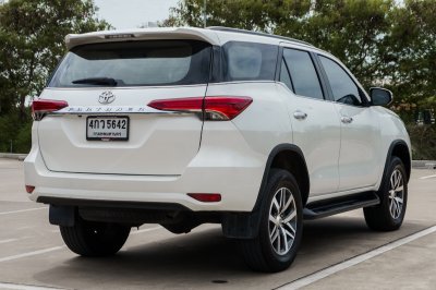 TOYOTA FORTUNER 2.4 V AT ปี 2015 (4กว5642)