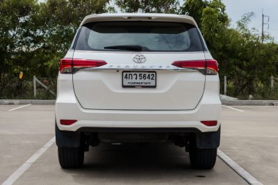 TOYOTA FORTUNER 2.4 V AT ปี 2015 (4กว5642)