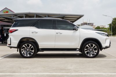TOYOTA FORTUNER 2.8 LEGENDER 4WD ปี2020 (1ขน9205)