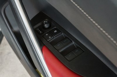 TOYOTA COROLLA CROSS 1.8 HEV PREMIUM AT ปี2025 (ชุดจด-3799)